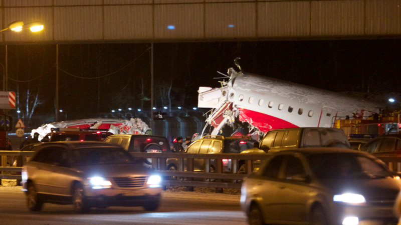 Illustration for article titled Russian Plane Crashes Into Highway After Failed Landing